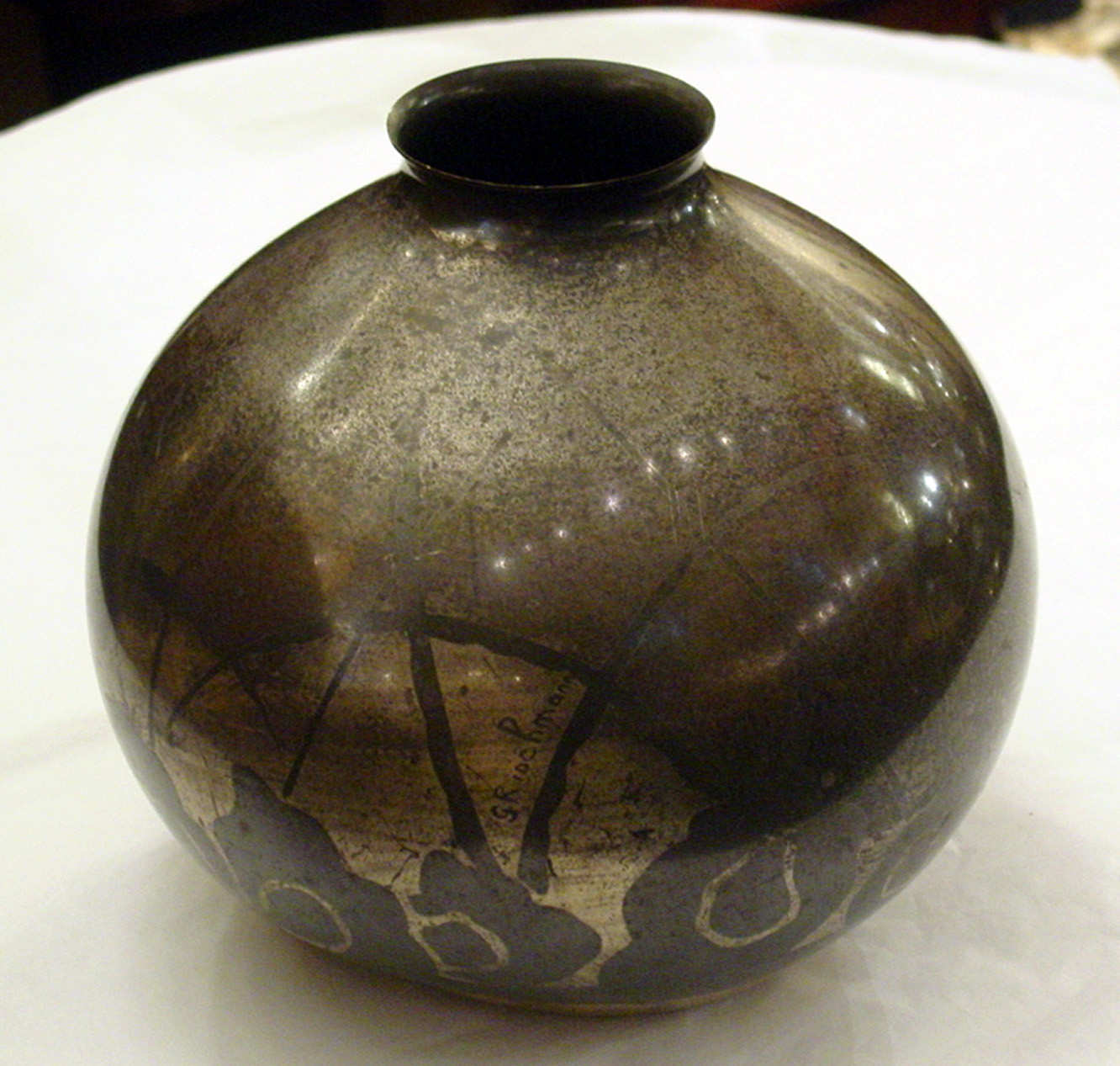Ridchmann: Vaso in metallo Vintage Grigio sferico del XX Secolo Pezzo di storia autentico - Robertaebasta® Art Gallery opere d’arte esclusive.